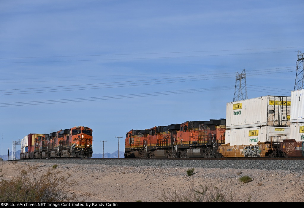 BNSF 5128 West meets BNSF 8226 East